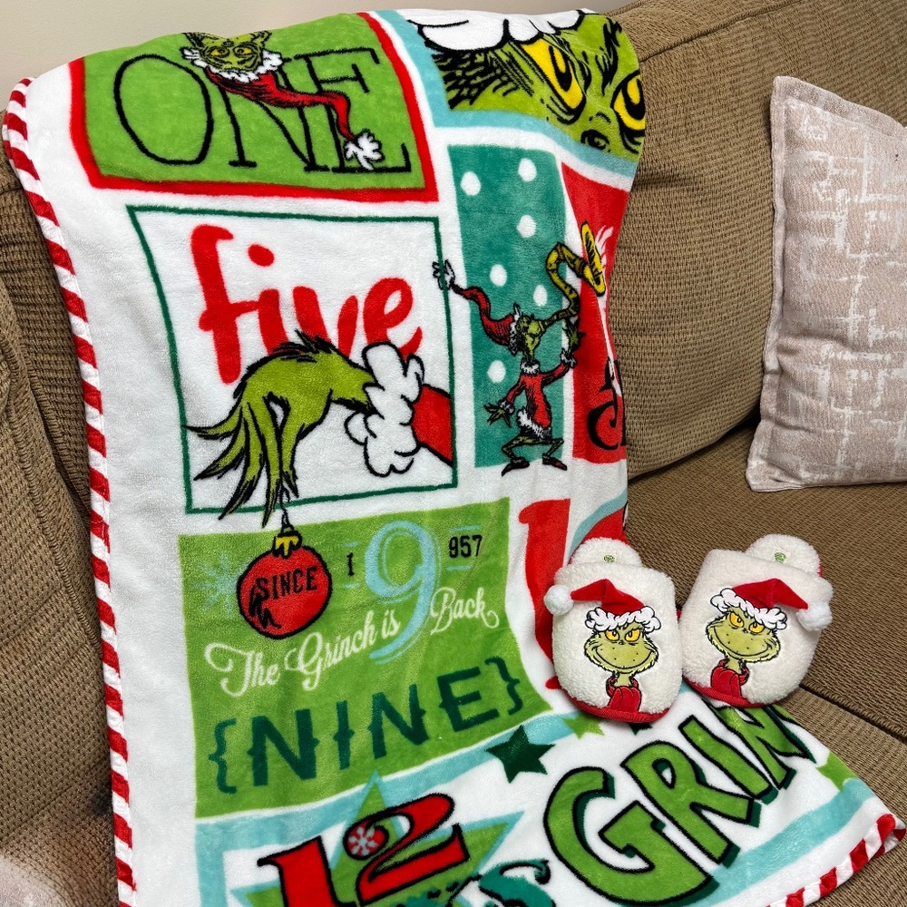 Grinch blanket a slipper set